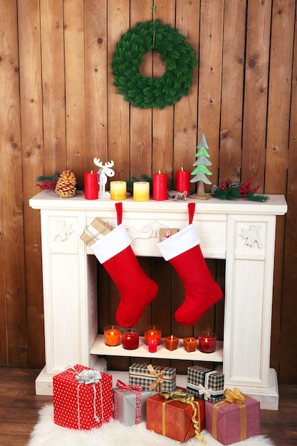 Chaussettes de Noël accrochées à la cheminée dans la chambre