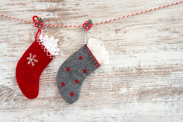 Chaussettes de Noël sur bois. fond