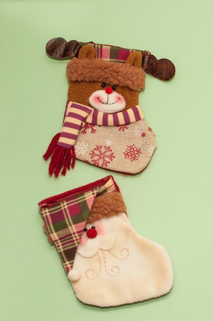 Chaussettes De Noël Pour Des Cadeaux Sous Forme D'ours Et De Père Noël Sur Fond Vert