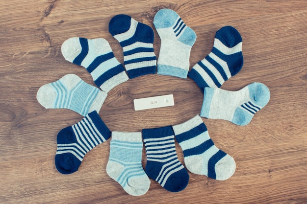 Chaussettes pour bébé nouveau-né avec mot garçon et test de grossesse avec résultat positif Photo vintage