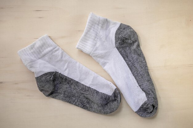 Chaussettes usagées sur fond de bois