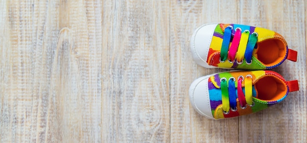 Chaussons bébé et accessoires sur une lumière. la nature.