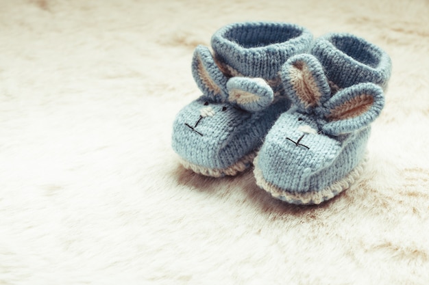 Chaussons bébé bleus en tricot avec muselière lapin pour petit garçon