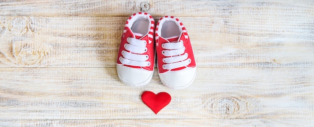 Chaussons bébé et coeur sur fond clair