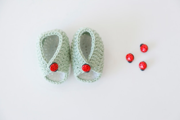 Chaussons bébé fait main avec boutons de coccinelle