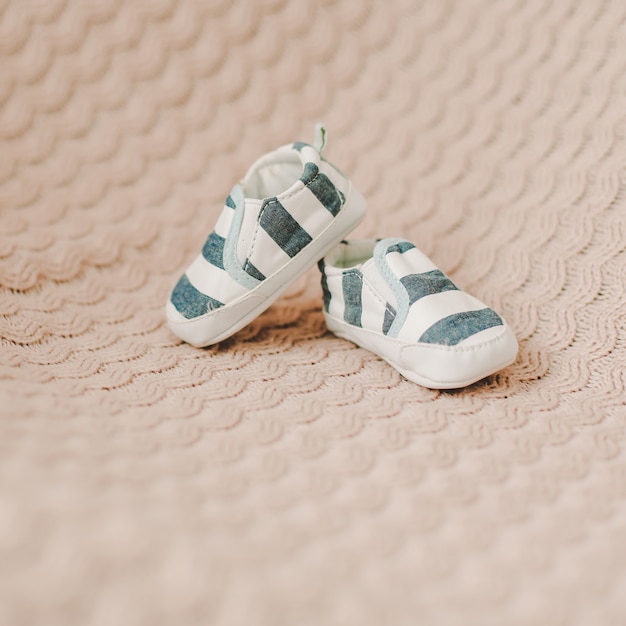 Chaussons de bébé nouveau-né sur fond de tissu tricoté