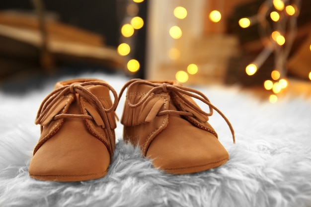 Chaussons bébé sur tapis moelleux. Notion de Noël