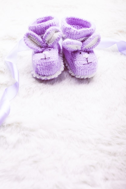 Chaussons bébé tricotés violets avec museau de lapin sur fourrure