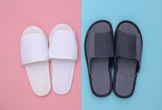 Chaussons de chambre à coucher sur fond pastel bleu rose.