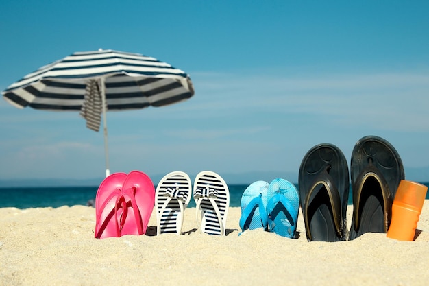 Chaussons de famille sur le sable de la plage en été