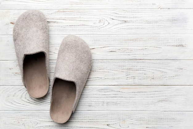 Chaussons en laine chauds pour femmes d'hiver sur le sol. Copier l'espace pour le texte