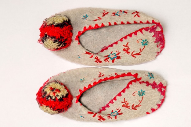 Chaussons de maison rouges à pompon