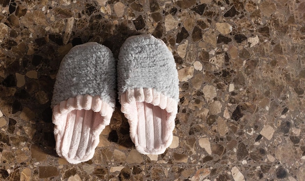 Chaussons de maison vus d'en haut Lumière naturelle