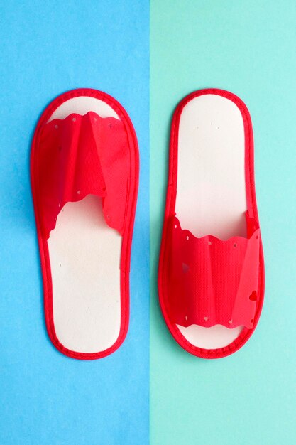 Chaussons oneoff rouges pour hôtel sur fond coloré