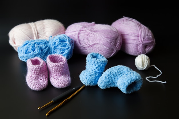 Chaussons roses et bleus au crochet pour un nouveau-né