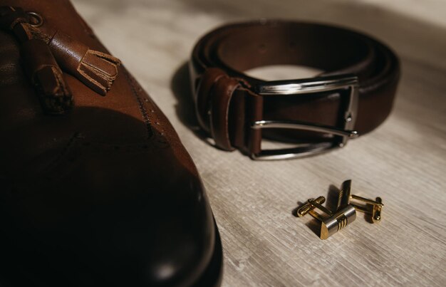 Une chaussure avec une ceinture en cuir à côté