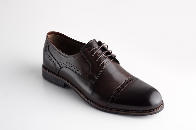 Chaussure en cuir homme marron avec lacets sur fond blanc