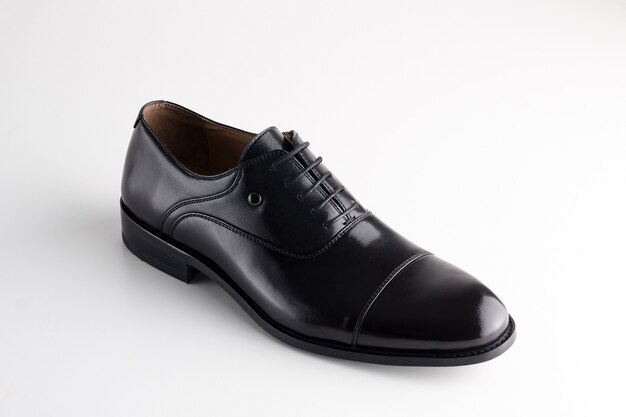 Chaussure en cuir homme noir avec lacets sur fond blanc