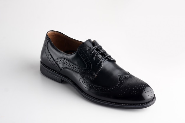 Chaussure en cuir homme noir avec lacets sur fond blanc