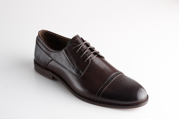 Chaussure homme en cuir marron avec lacets sur fond blanc