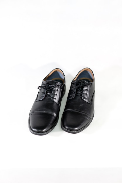 Chaussure de luxe en cuir noir pour homme sur le fond blanc d'isolement.