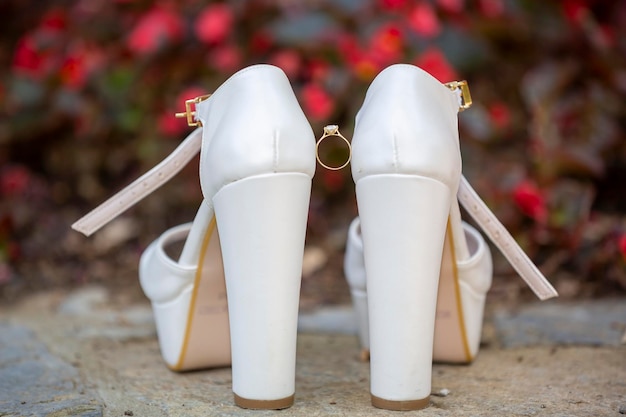 Photo chaussure de mariée et diamant