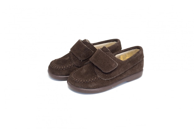 Chaussure marron foncé sur fond blanc