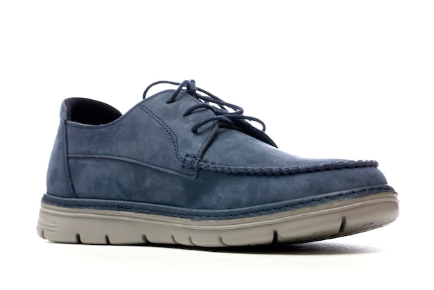 Chaussure pour hommes en cuir bleu sur fond blanc