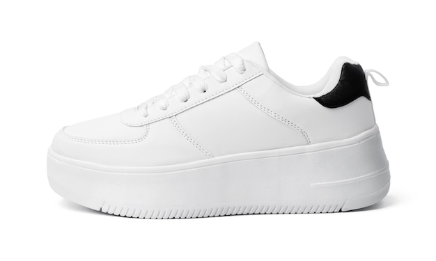 Une chaussure sneaker blanche isolée sur blanc