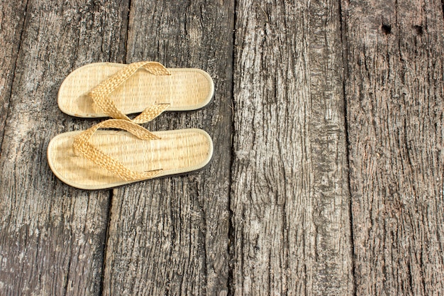 Chaussure tisser, en face de la chambre d&#39;hôtel sur la texture du bois ancien.