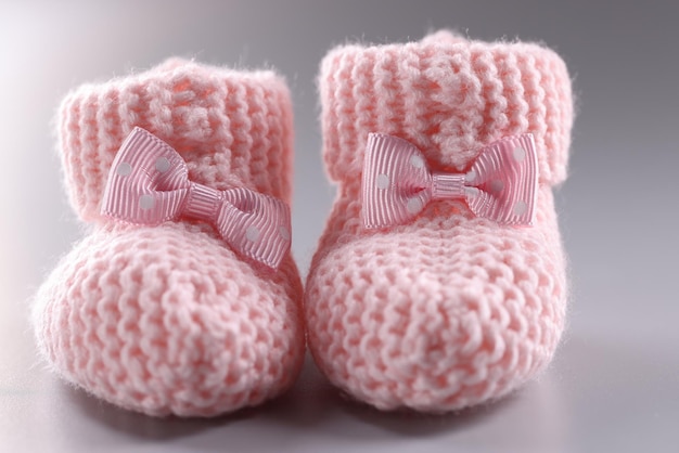 Chaussures artisanales pour bébé nouveau-né sur fond gris