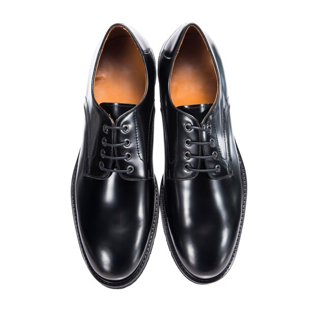 Chaussures d'automne brillant pour hommes en cuir isolés sur une surface blanche