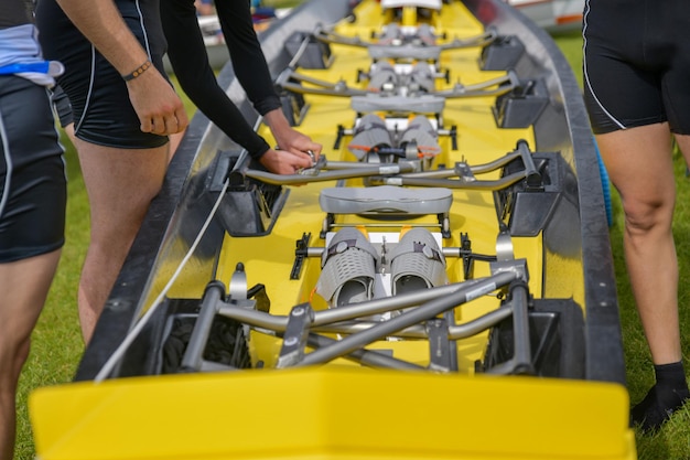 Chaussures d'aviron dans le bateau