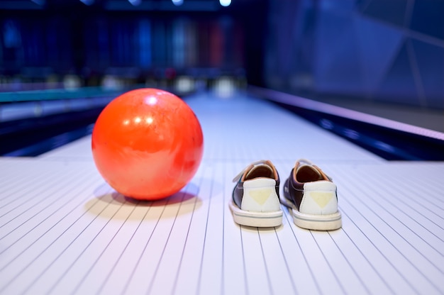 Chaussures de balle et de maison, bowling, concept de jeu