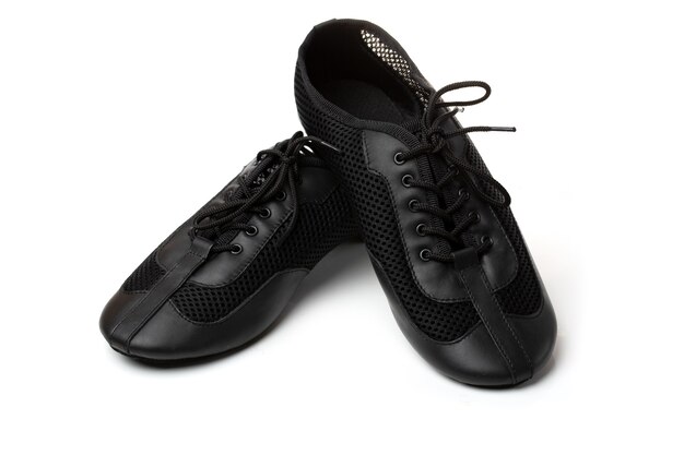 Chaussures de ballet noires professionnelles pour la danse jazz sur fond blanc.