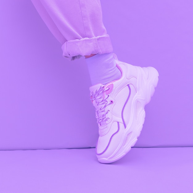 Chaussures de baskets de mode. Conception monochrome minimale. Esthétique violet pastel