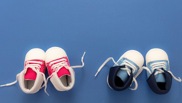 Chaussures de bébé sur fond bleu vue supérieure