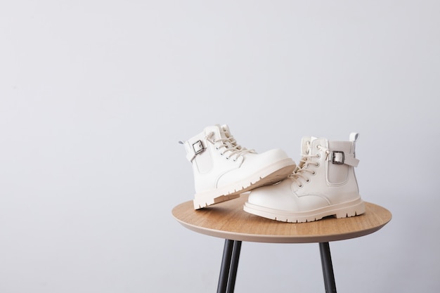 Chaussures blanches sur fond blanc avec place pour le texte. Tendances automne et hiver.