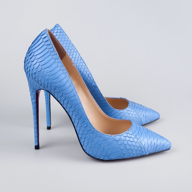 Chaussures bleues sur blanc