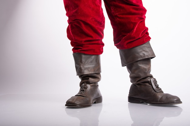 Photo chaussures ou bottes de père noël dans un mur blanc