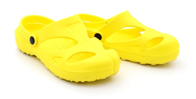 Chaussures en caoutchouc jaune gros plan isolés