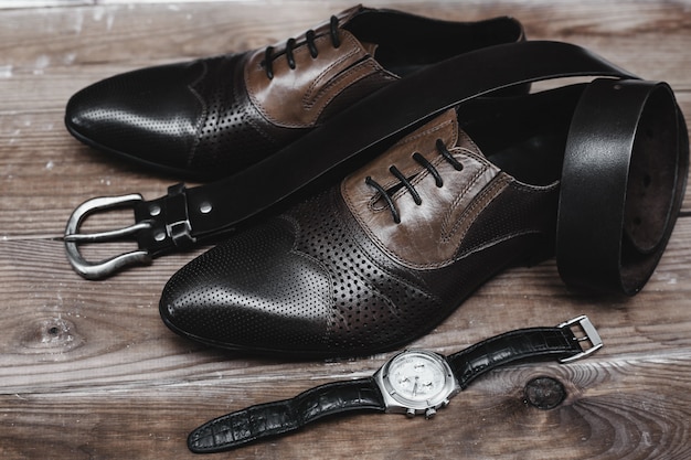 Chaussures avec ceinture et montre