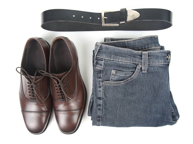 Chaussures, ceinture et vêtements marron pour hommes classiques sur blanc