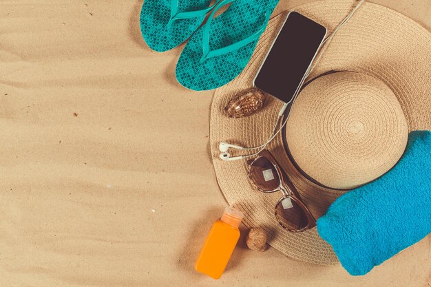 Chaussures et chapeau sur la plage