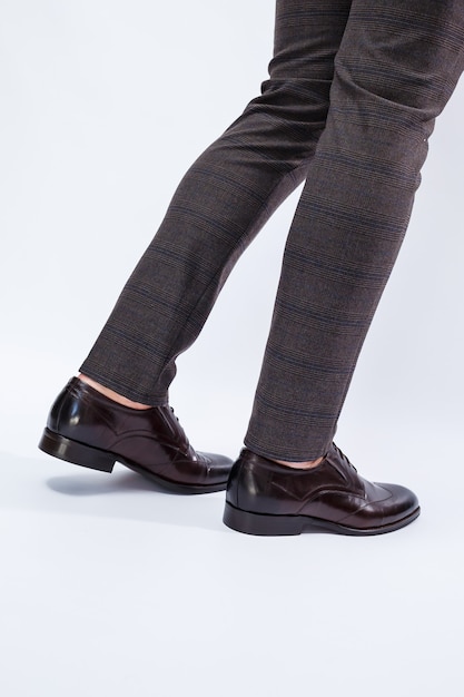 Chaussures classiques pour hommes en cuir naturel, chaussures pour hommes sous un costume classique. photo de haute qualité