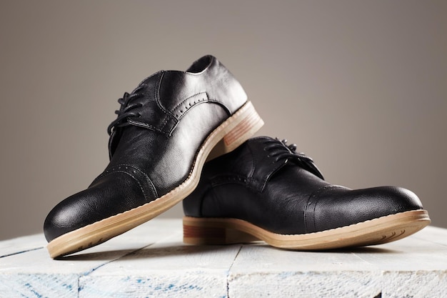 Photo chaussures classiques pour hommes sur table en bois