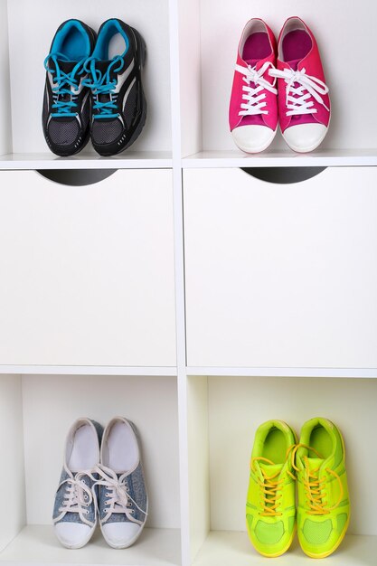 Photo des chaussures colorées sur des étagères en bois