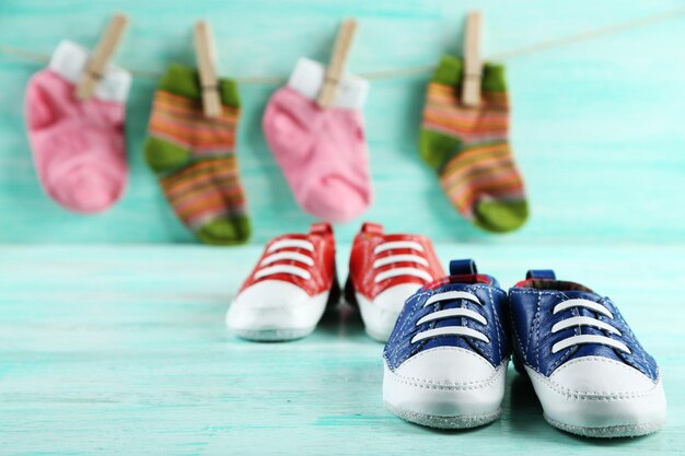 Chaussures colorées pour tout-petits sur fond de bois