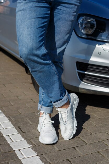 Chaussures confortables pour hommes en matériau naturel, baskets pour hommes dans le style kezhual pour tous les jours en cuir naturel. photo de haute qualité