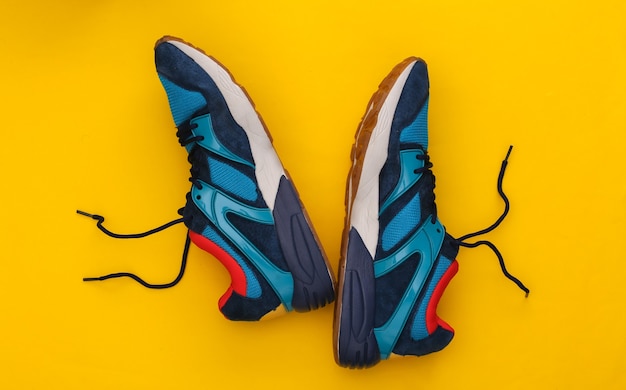Chaussures de course (baskets) sur fond jaune. Mode de vie sain, entraînement physique. Vue de dessus